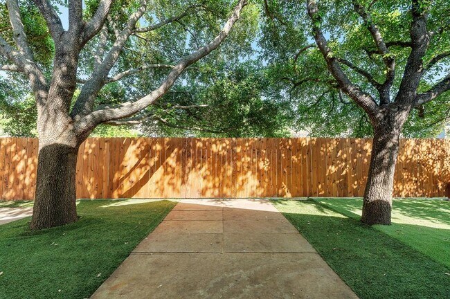 Building Photo - 1229 Laurelleaf Dr