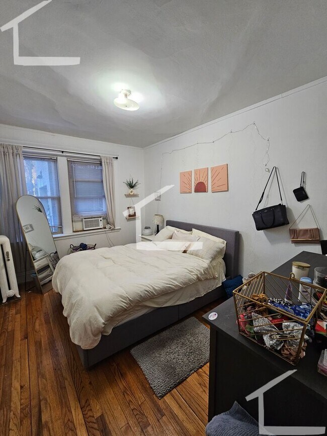 Building Photo - Newly Renovated 1 bed with living room and dining room!