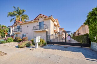 Building Photo - Fully Renovated 4 Bed/3.5Bath Home with Garage + Private Yard