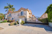 Building Photo - Fully Renovated 4 Bed/3.5Bath Home with Garage + Private Yard