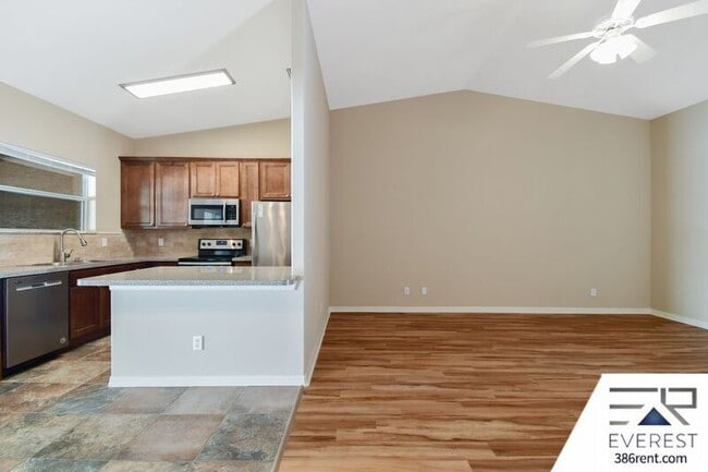 Building Photo - 27 Raintree Pl