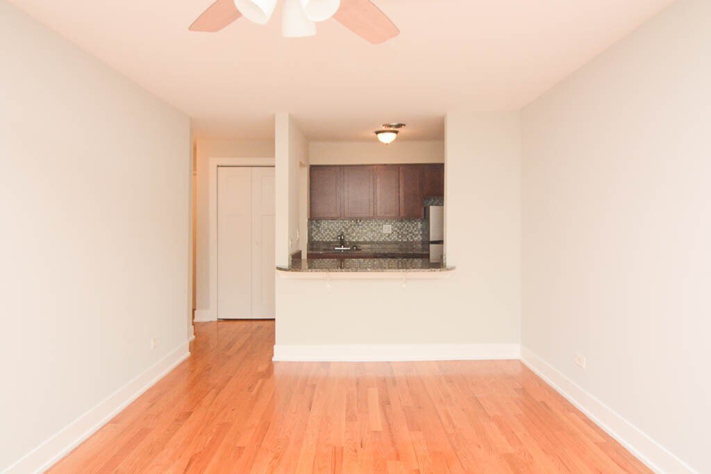 Building Photo - 450 W Barry Ave