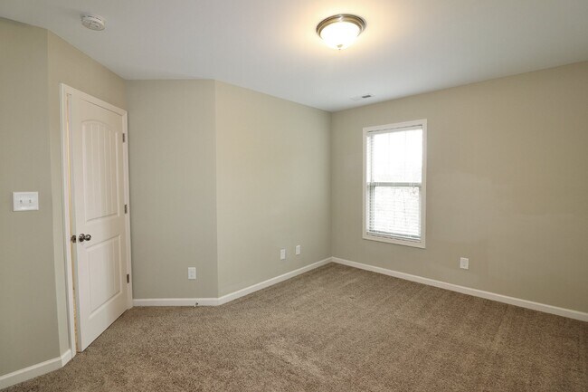 Building Photo - Spacious 4-Bedroom Home with Fireplace in Fayetteville, NC - A Must-See Rental Property!