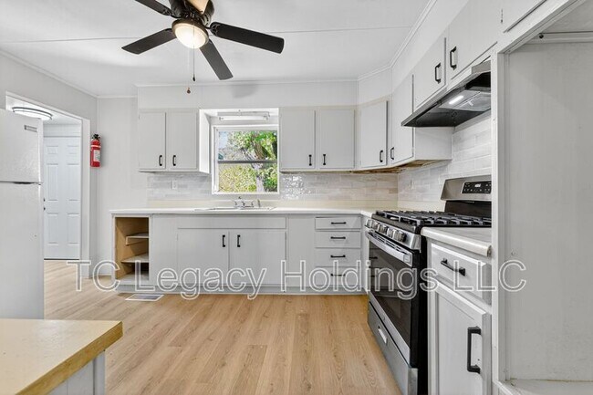 Building Photo - 115 Martin St
