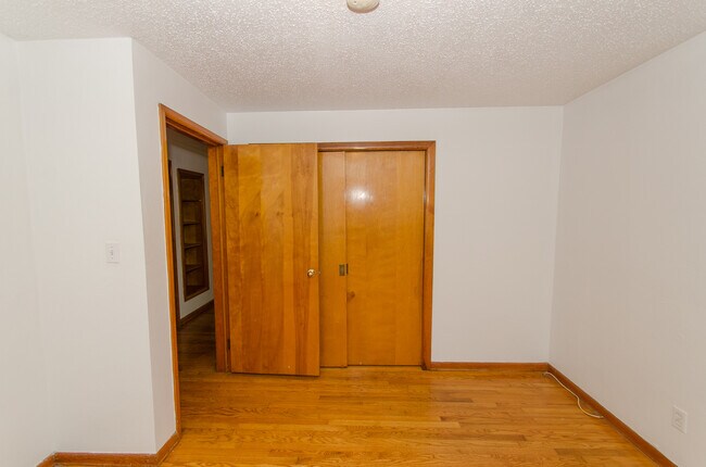 Building Photo - 3 bedroom, 2 bath home located in Green Ac...