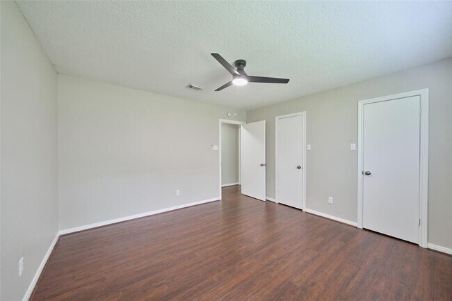 Building Photo - 26611 Oak Hill Dr