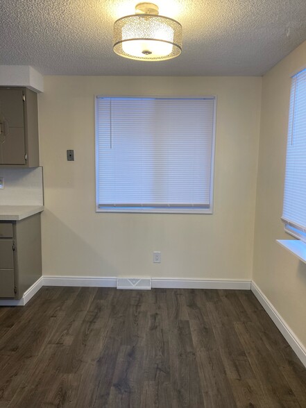 Dining area - 832 Lincoln St