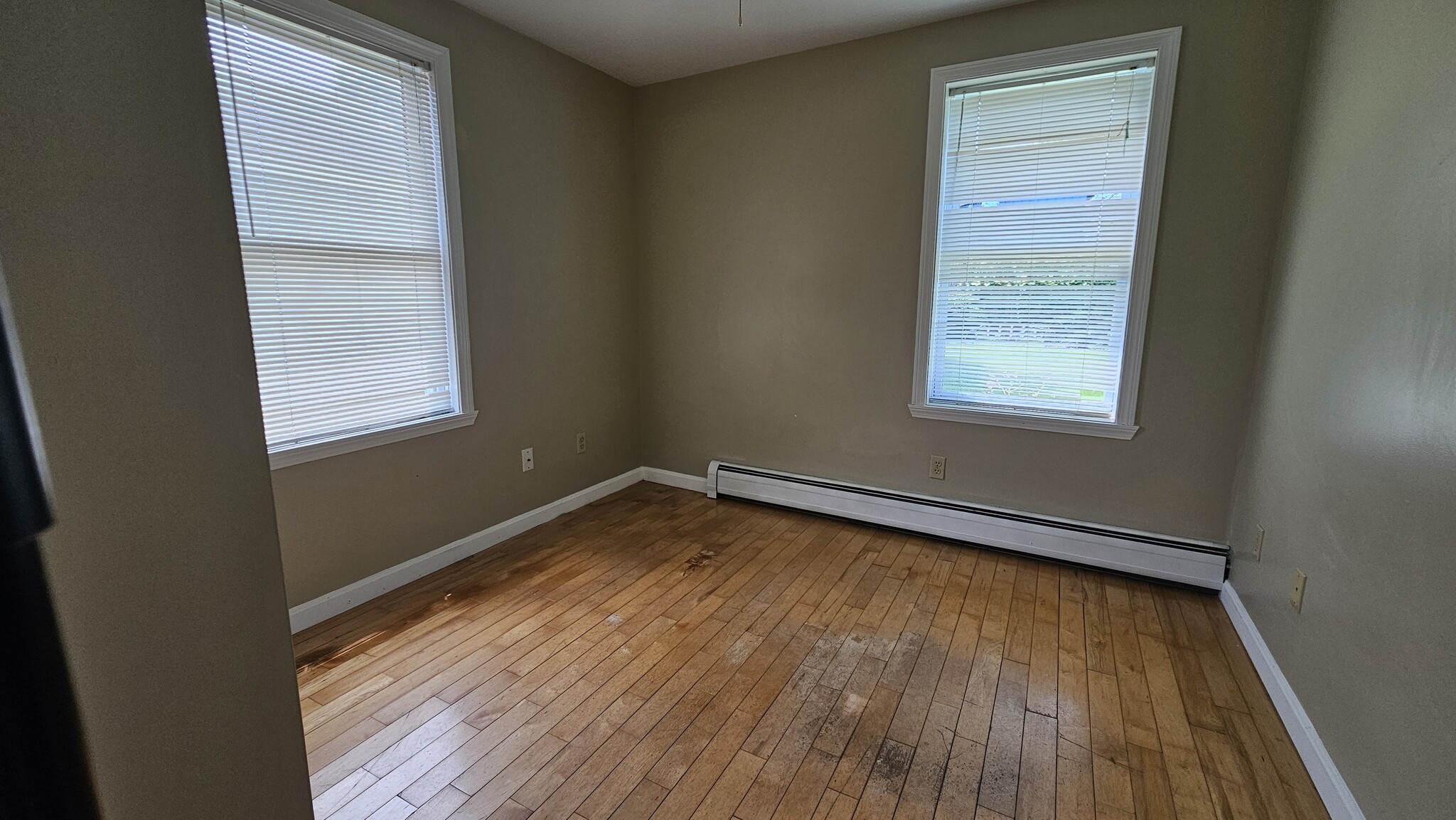 Downstairs bedroom $1000 - 22 Ward St