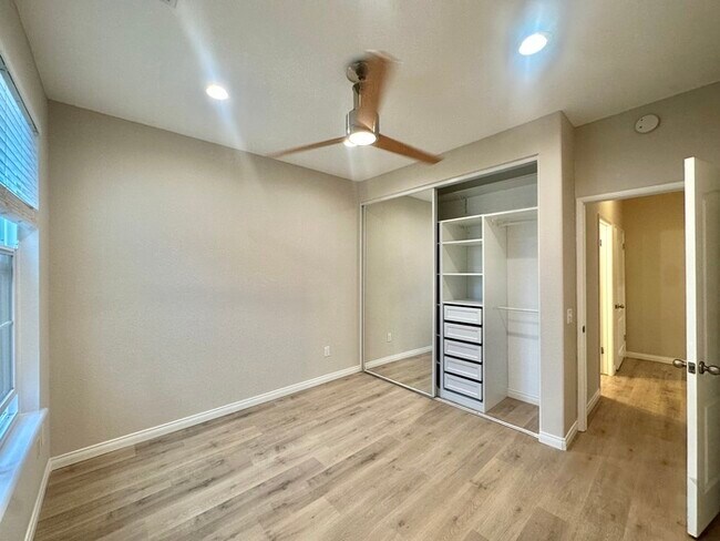 Building Photo - Second Floor Updated 2 BD / 2 BA In Carmel...