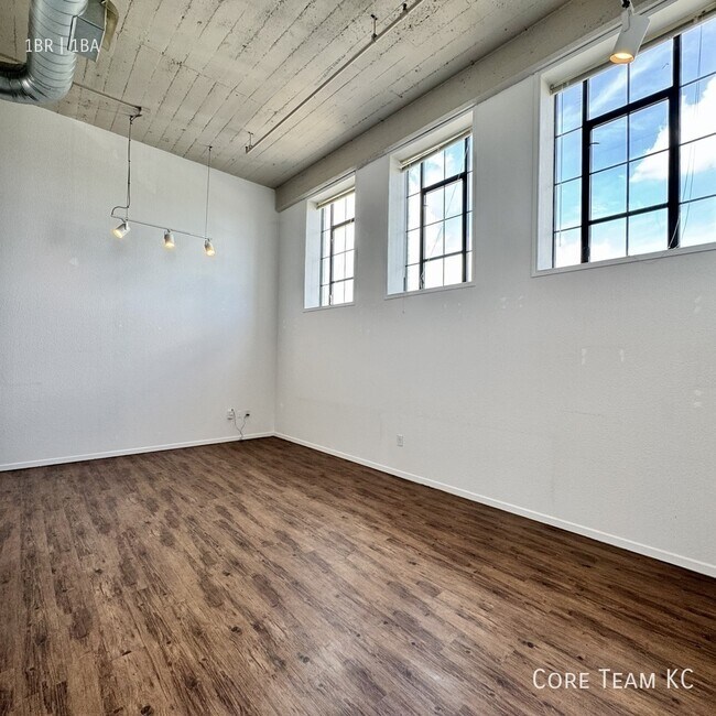 Building Photo - 320 W 7th St