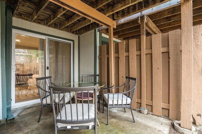 Building Photo - 2000 Quiet Stream Dr