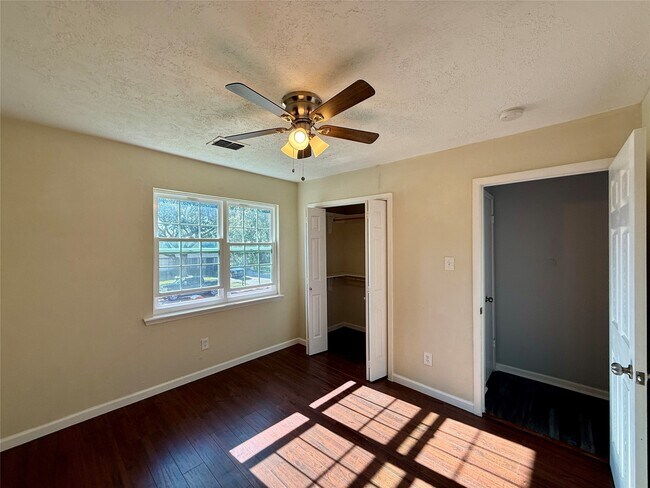 Building Photo - 13834 New Village Ln