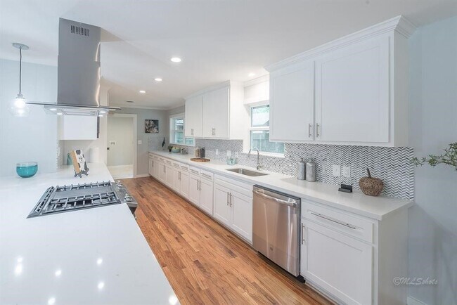 Building Photo - 10058 Larston St