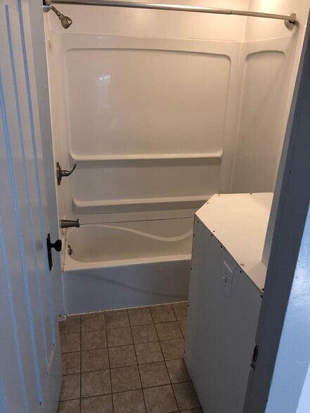 Full bath - 251 Maine St