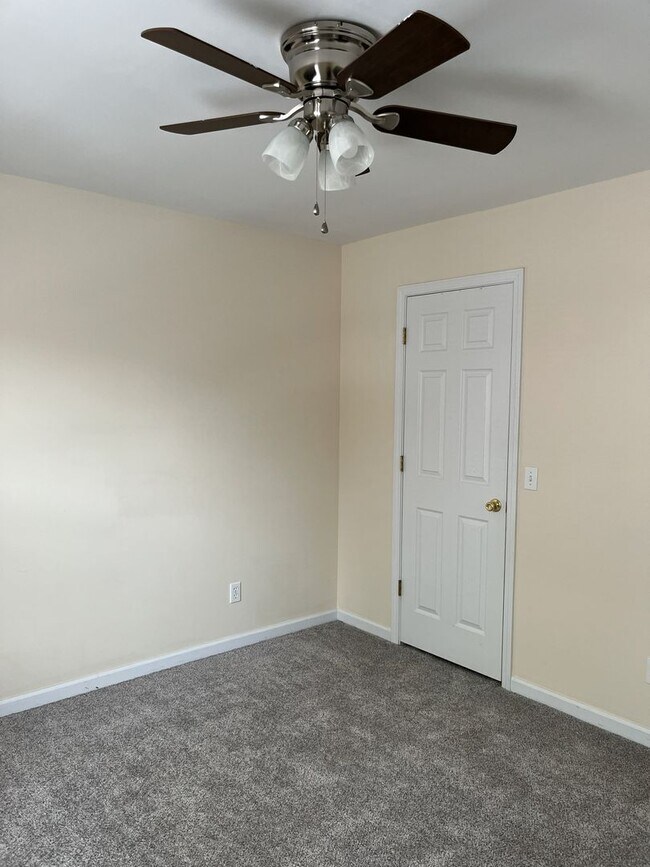 Building Photo - 727 W 5th St