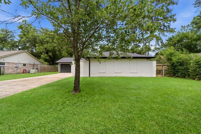 Building Photo - 3507 Lake Ridge Bend
