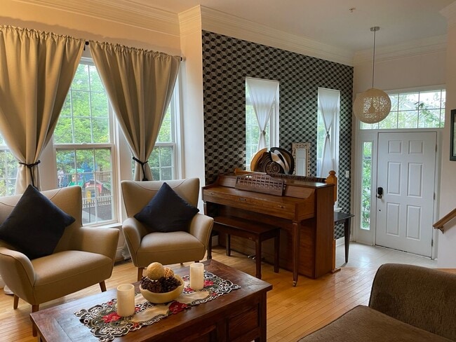Building Photo - Three Bedroom Townhouse on Eisenhower Aven...