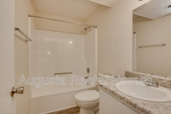 Building Photo - 2571 1/2 Tobacco Road - D