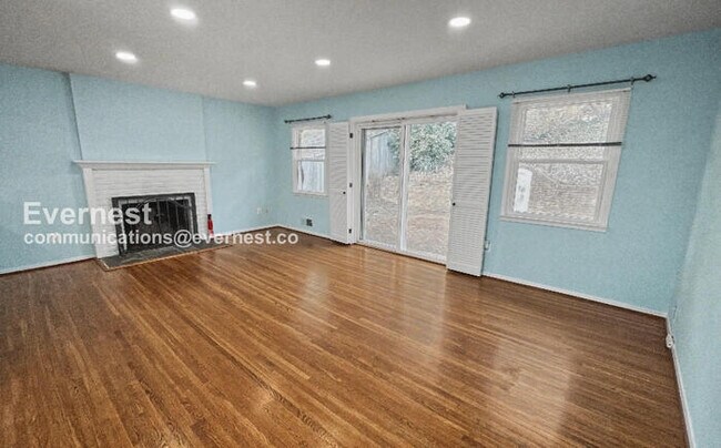 Building Photo - 3 Bed/3 Bath Home with Fenced Yard and Garage / Available Now!