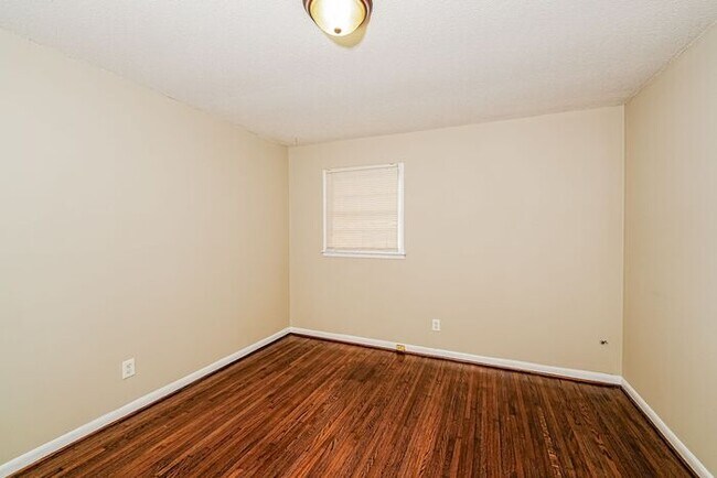 Building Photo - $1250! 3Bed/1Bath in Center Point! Available now!