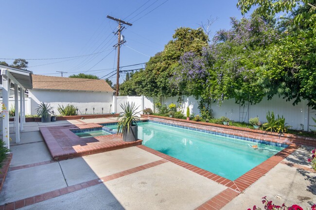 Building Photo - Incredible remodeled south of the boulevar...