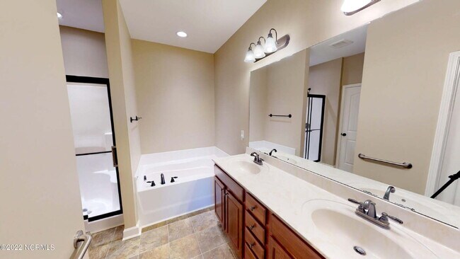 Building Photo - CHARMING ROSEWOOD HOME! 3 BR 2 BA w/ FENCED-IN BACKYARD