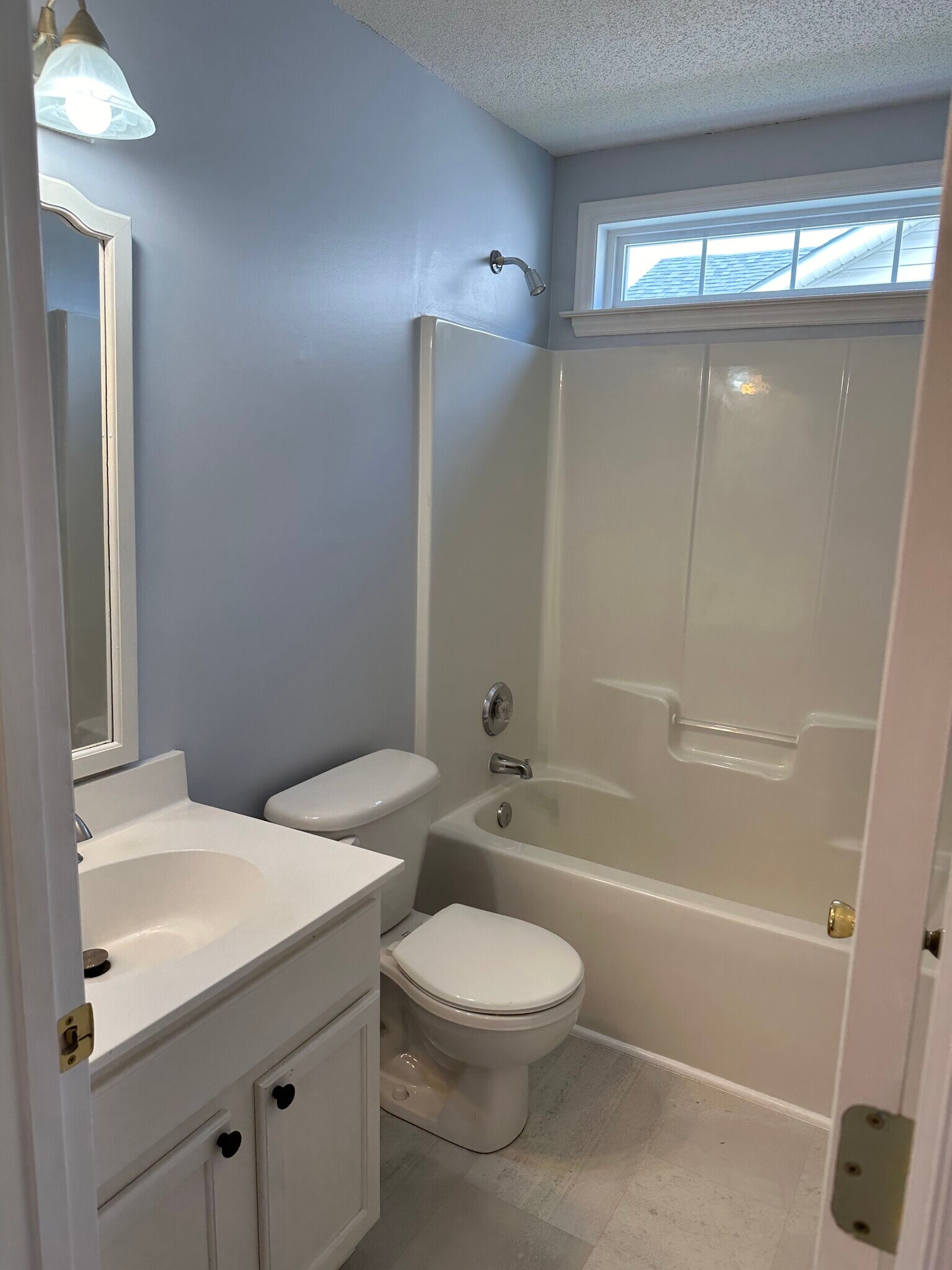 Guest bath - 1524 Hawkcrest Ln