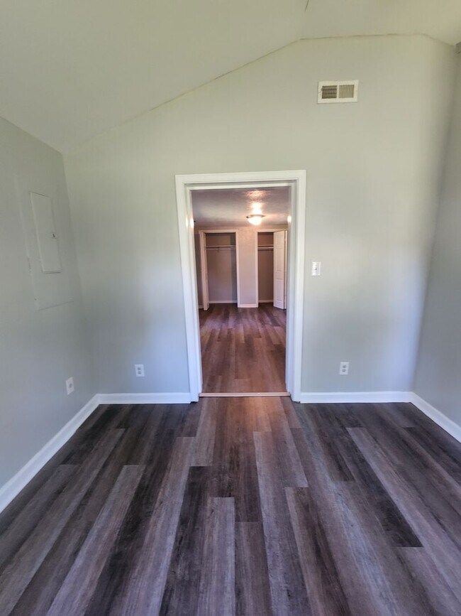 Building Photo - Newly Updated Spacious Three Bedroom with Bonus room- Single Family Near S. Keystone & Murry St