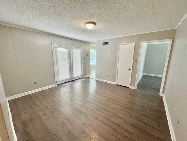 Building Photo - 5595 Briarwood Dr