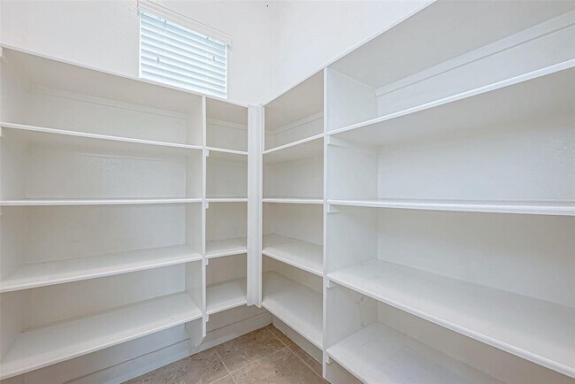 Building Photo - 25719 Oakwood Knoll Dr