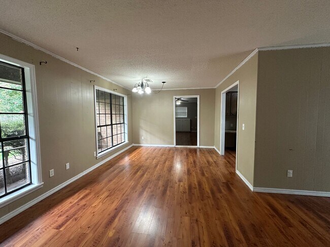 Building Photo - Come take a look at this 3-bedroom 2-bathroom home!