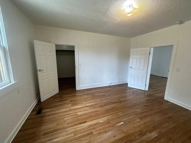 Building Photo - 404 S Marion St