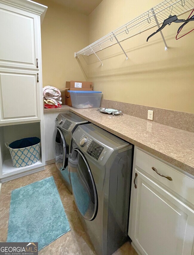 Building Photo - 208 Serpentine Dr