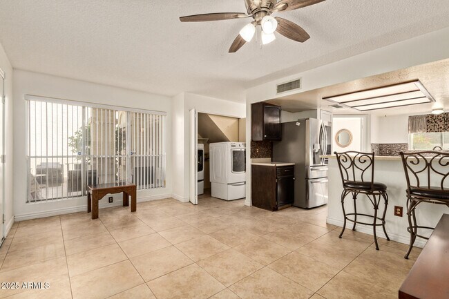 Building Photo - 501 E Topeka Dr