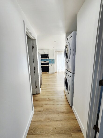 Building Photo - 2407 Abbot Kinney Blvd