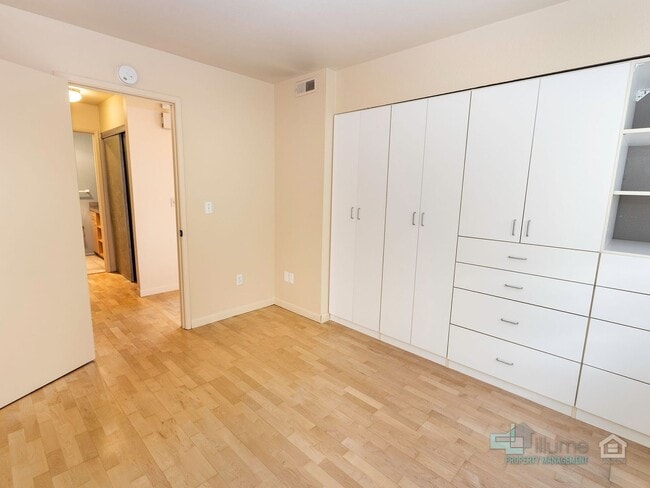 Building Photo - 1-Month Rent Free! Condo Near OHSU with Huge Deck, Stunning Views and Parking