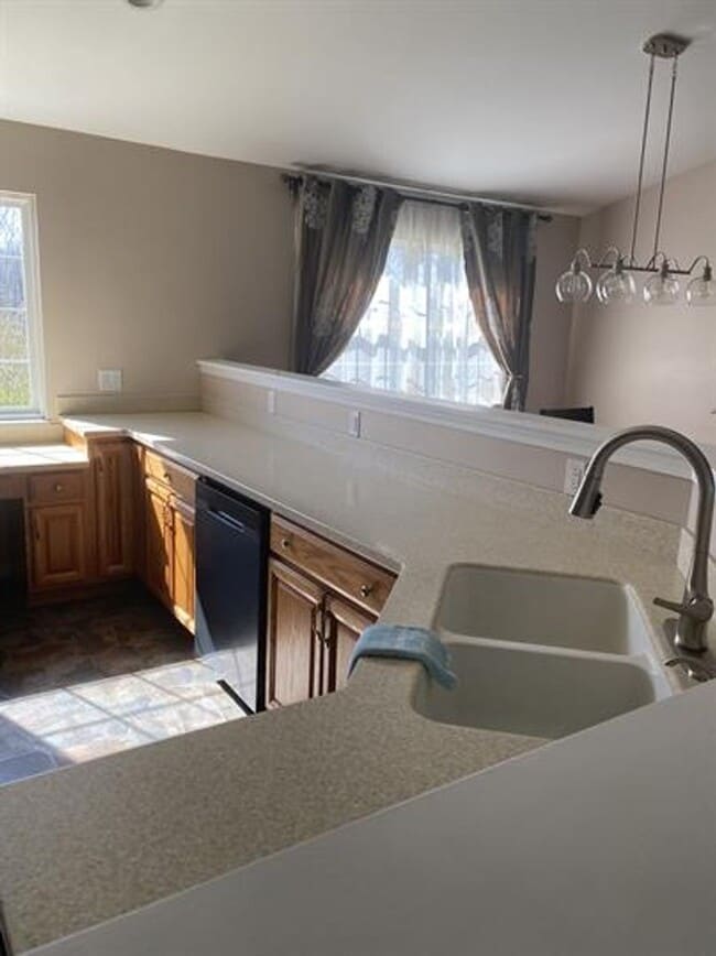 Building Photo - Lovely 4 Bedroom 3 Bath home in Hurricane WV
