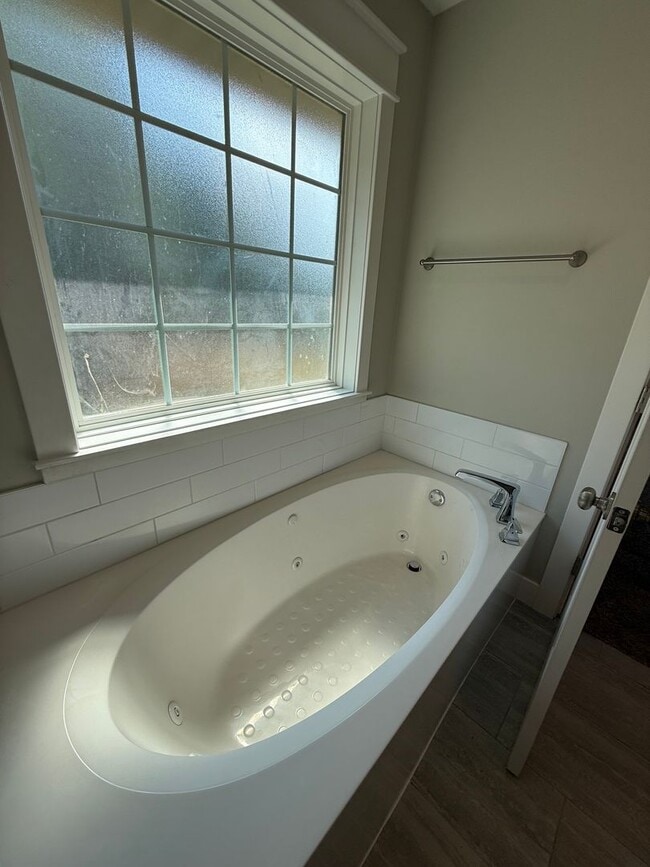 Building Photo - Gorgeous 4Bedroom House, on spacious 2 acres