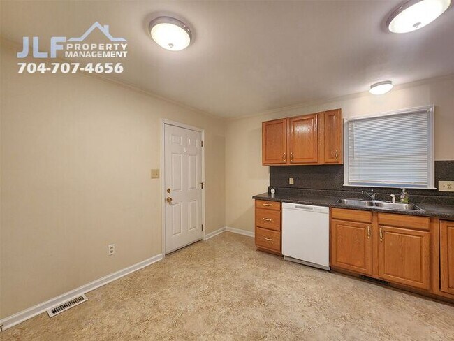 Building Photo - 2 Bed /1.5 Bath Duplex in Convenient Kanna...