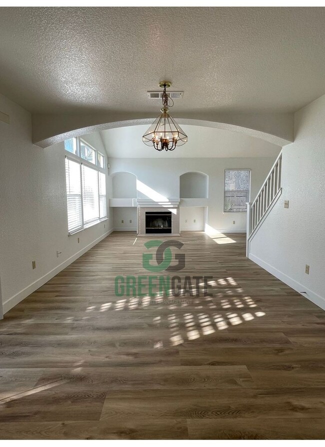 Building Photo - Beautiful 4 Bedroom 2.5 Bath in Ceres AVAI...