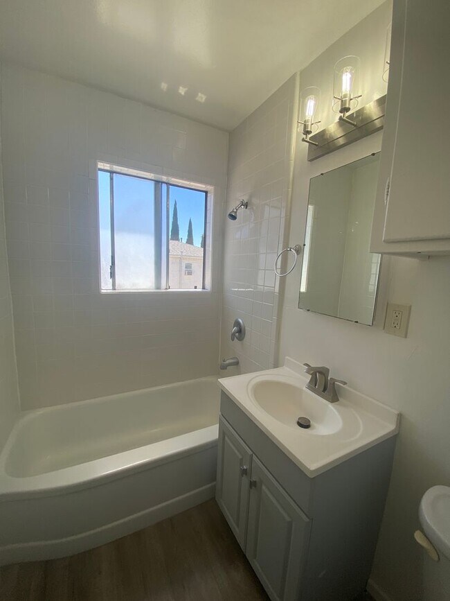 Building Photo - Upstairs 1 bedroom 1 bath unit with a one ...
