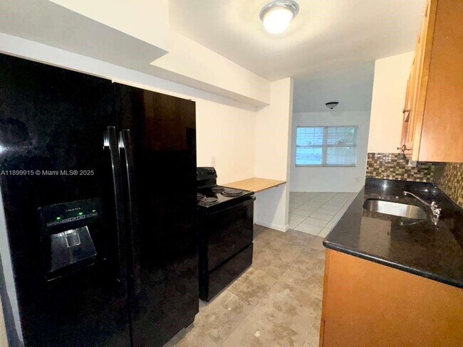 Building Photo - 1450 NE 171 St