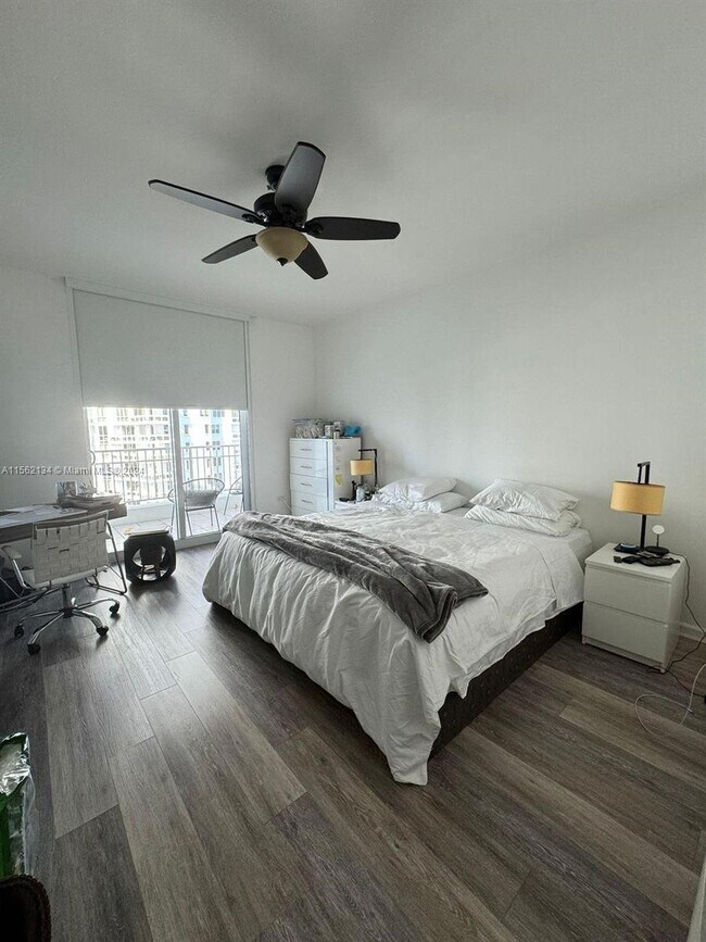 Building Photo - 801 Brickell Key Blvd