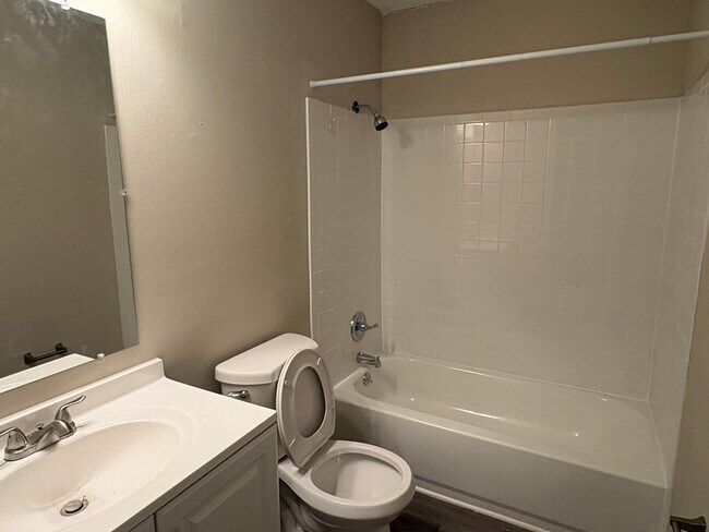 Building Photo - Newly Renovated 2 Bedroom 1.5 Bathroom Townhome