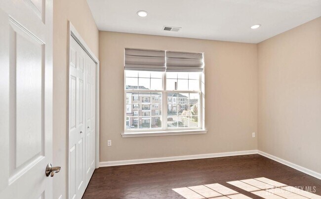 Building Photo - 944 Halifax Pl