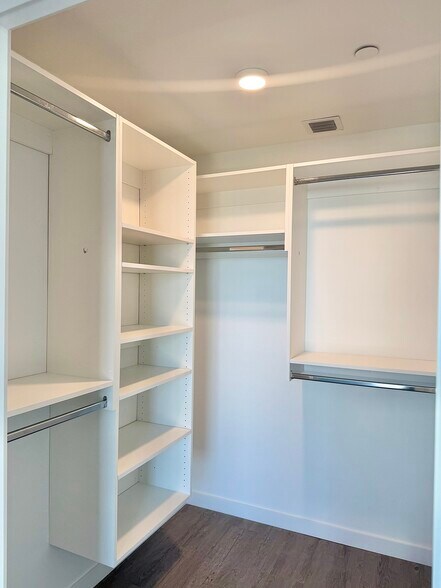 Building Photo - 2000 N Bayshore Dr