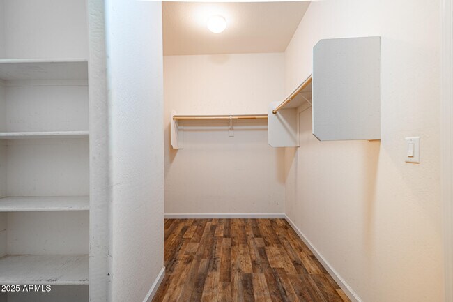 Building Photo - 18433 W Sunnyslope Ln