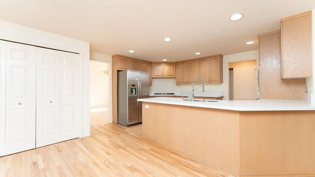Building Photo - 4Bd/2.5Ba Bellevue House