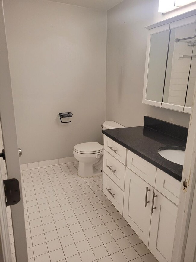 Building Photo - 2 Bedroom 1.5 Bath Berkley Townhouse