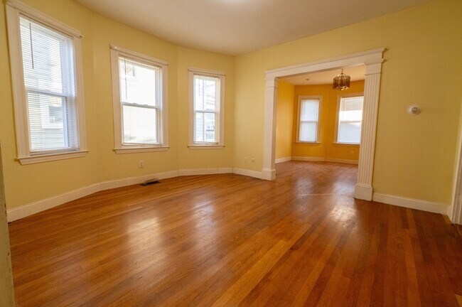 Building Photo - 46 Wainwright St